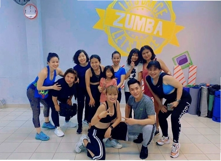 Nhóm người vui vẻ tập nhảy zumba
