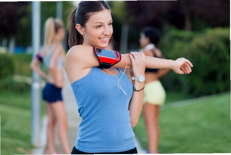 Nhóm phụ nữ trẻ tập растяжка trong công viên