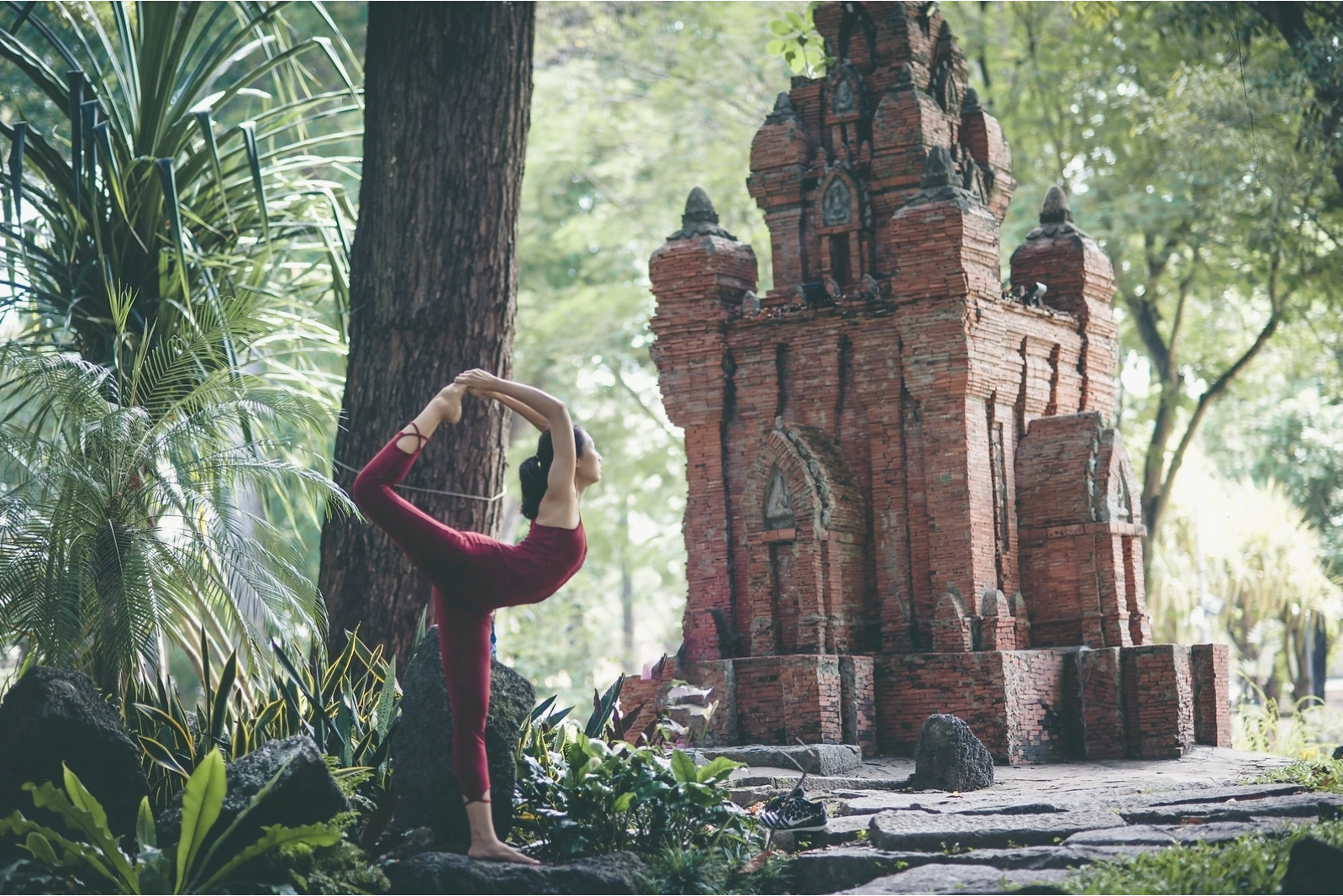 Nhóm yoga thực hiện tư thế người lái thuyền