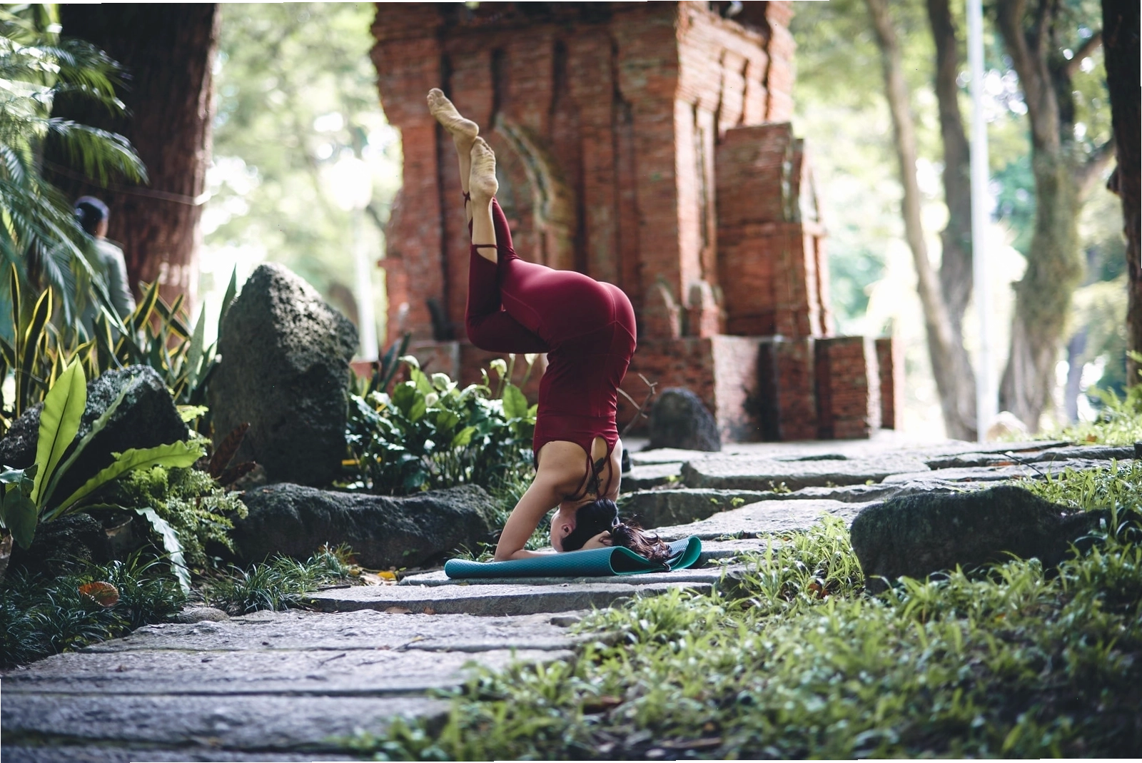Nhóm yoga thực hiện tư thế thăng bằng phức tạp