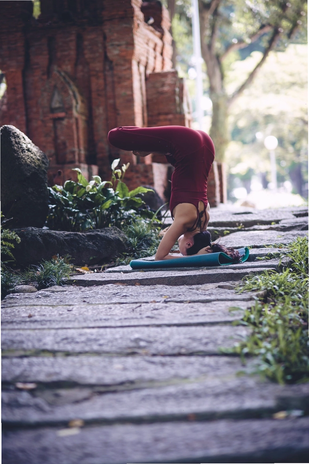 Những tư thế yoga khó được thực hiện bởi 3 cô gái