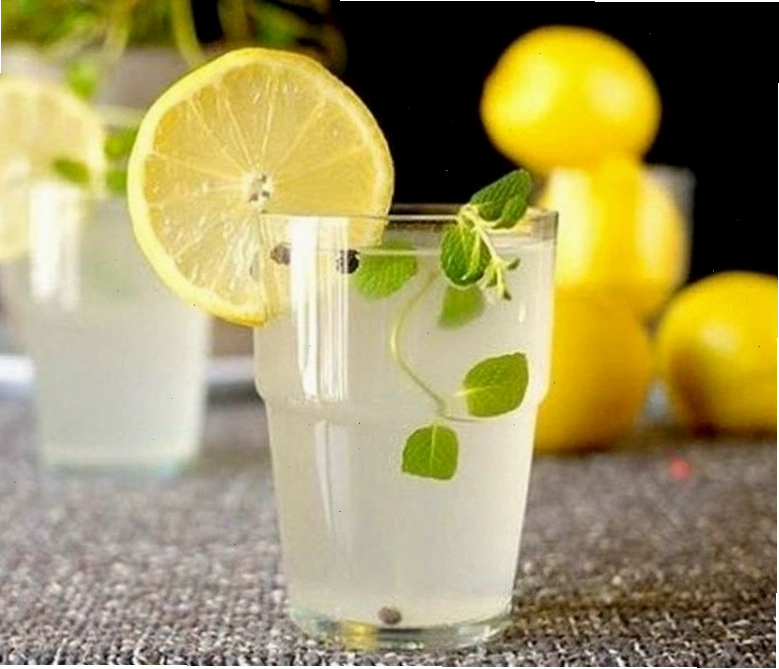 Nồi nước sả chanh gừng đang được đun trên bếp