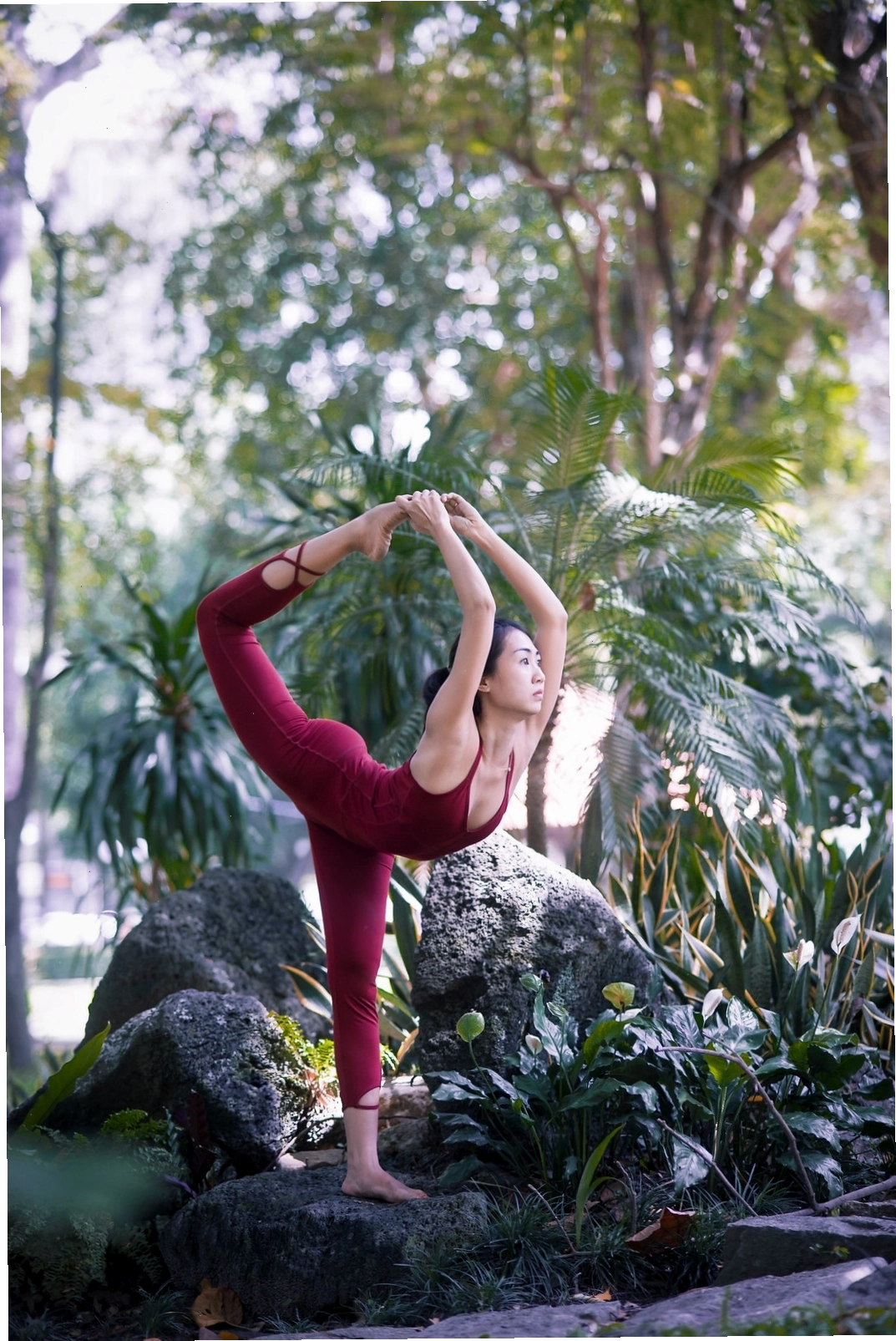 Nữ huấn luyện viên yoga thực hiện tư thế khó