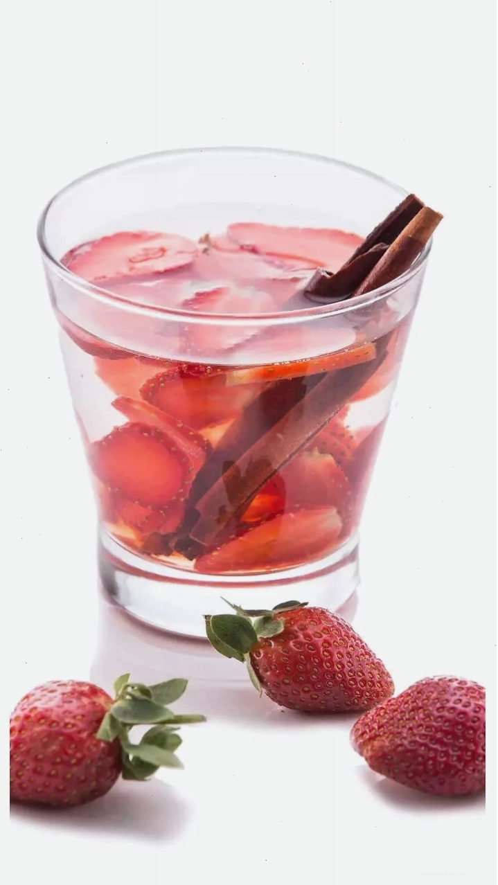 Nước detox dâu quế với các lát dâu tây và thanh quế