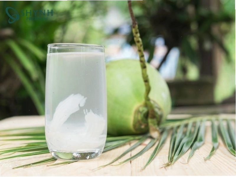 Nước dừa chứa ít calo và giàu điện giải, giúp bù nước và hỗ trợ sự trao đổi chất trong cơ thể