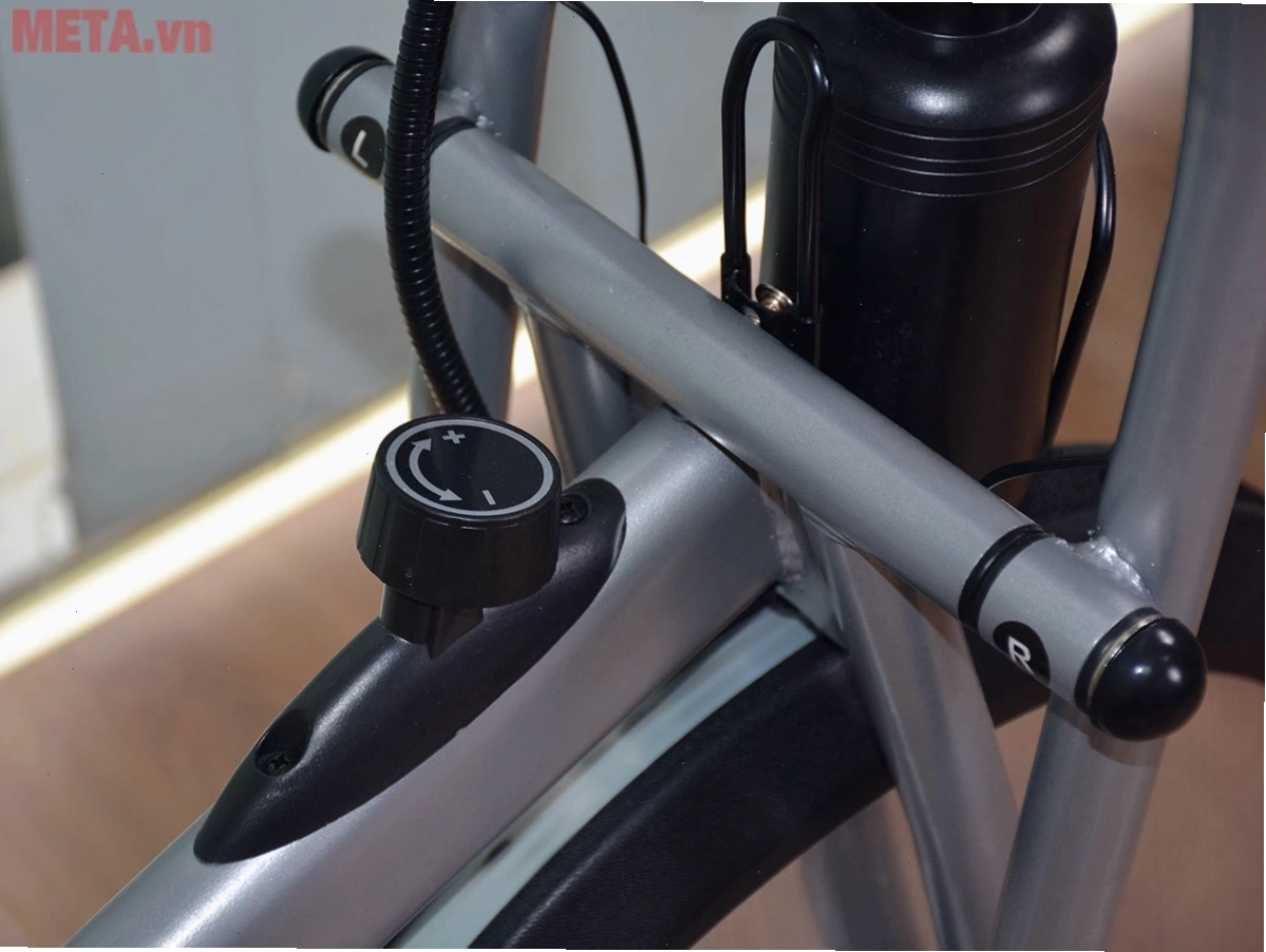 Nút vặn điều chỉnh độ kháng lực trên xe đạp Air Bike