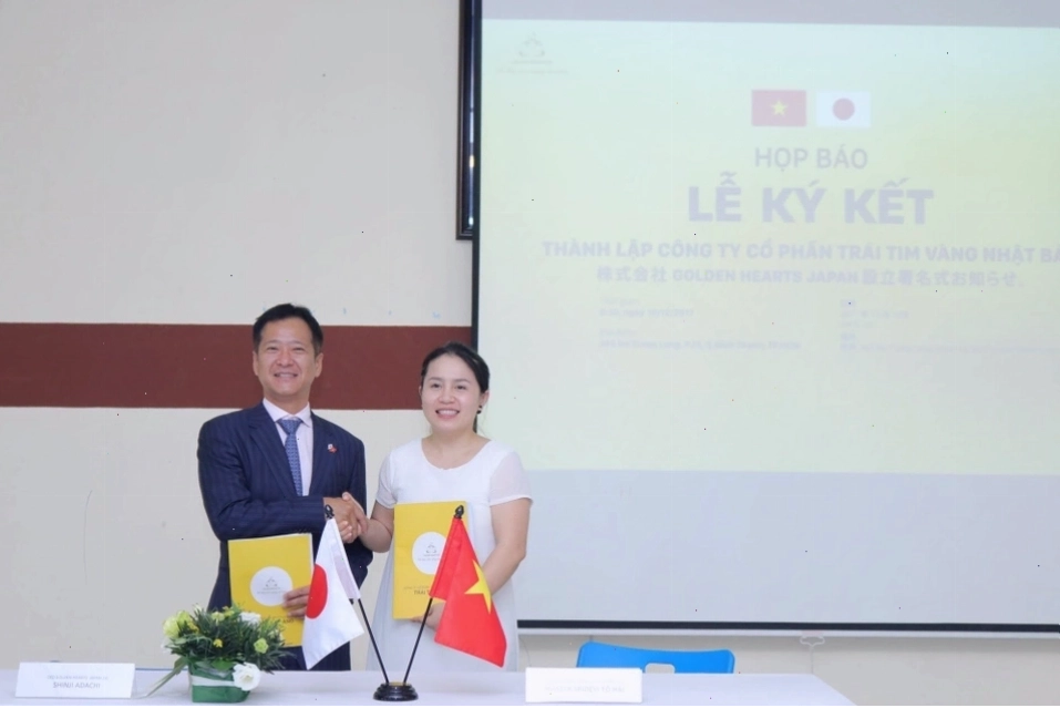 Ông Shinji Adachi và bà Lê Thị Tổ Hải tại lễ kí hợp tác