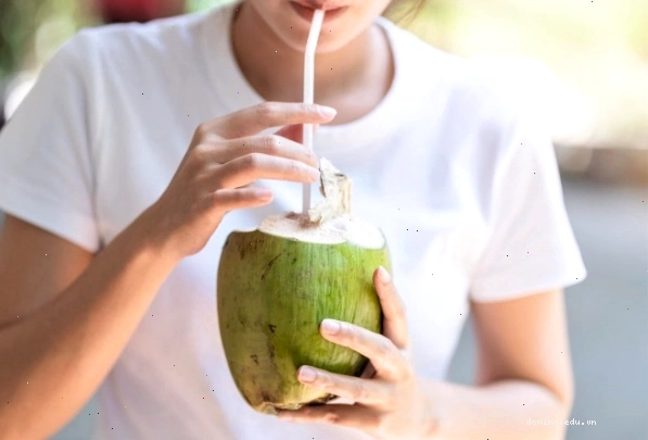 Pha nước dừa với chanh và đá viên