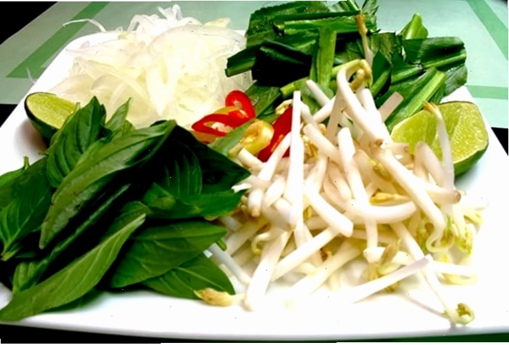 Phở bò chứa nhiều dinh dưỡng nhưng cũng tiềm ẩn lượng calo, natri và chất béo cao