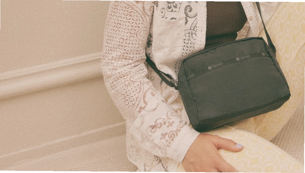 Phối mini crossbody bag với trang phục dạo phố năng động