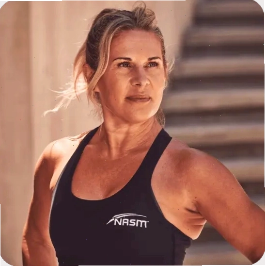 Phòng gym hiện đại với nhiều thiết bị tập luyện