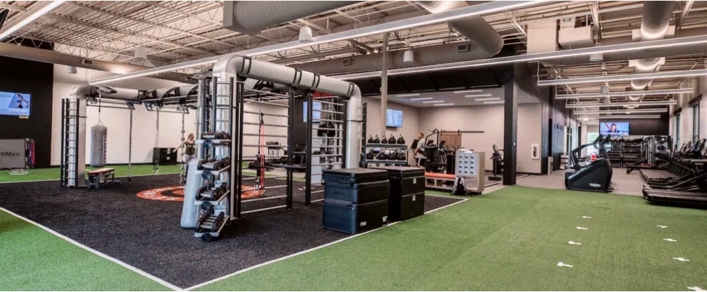 Phòng gym phong cách nhà kho với thiết bị tập luyện và máy cardio