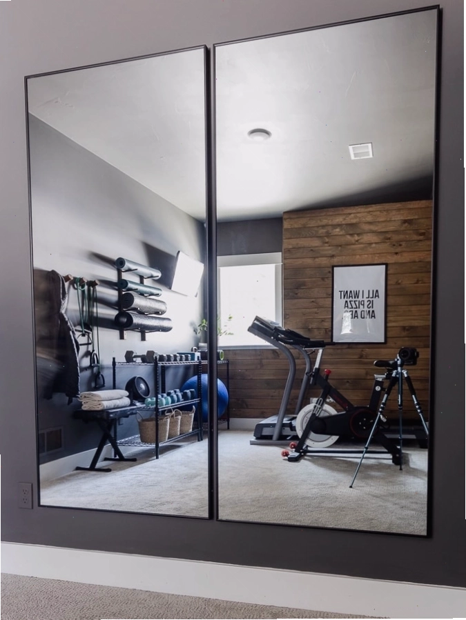 Phòng gym tại nhà với gương lớn và thiết bị tập luyện