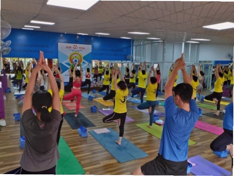 Phòng tập tại Aum Yoga rộng, thoáng mãi, đầy đủ dụng cụ hỗ trợ