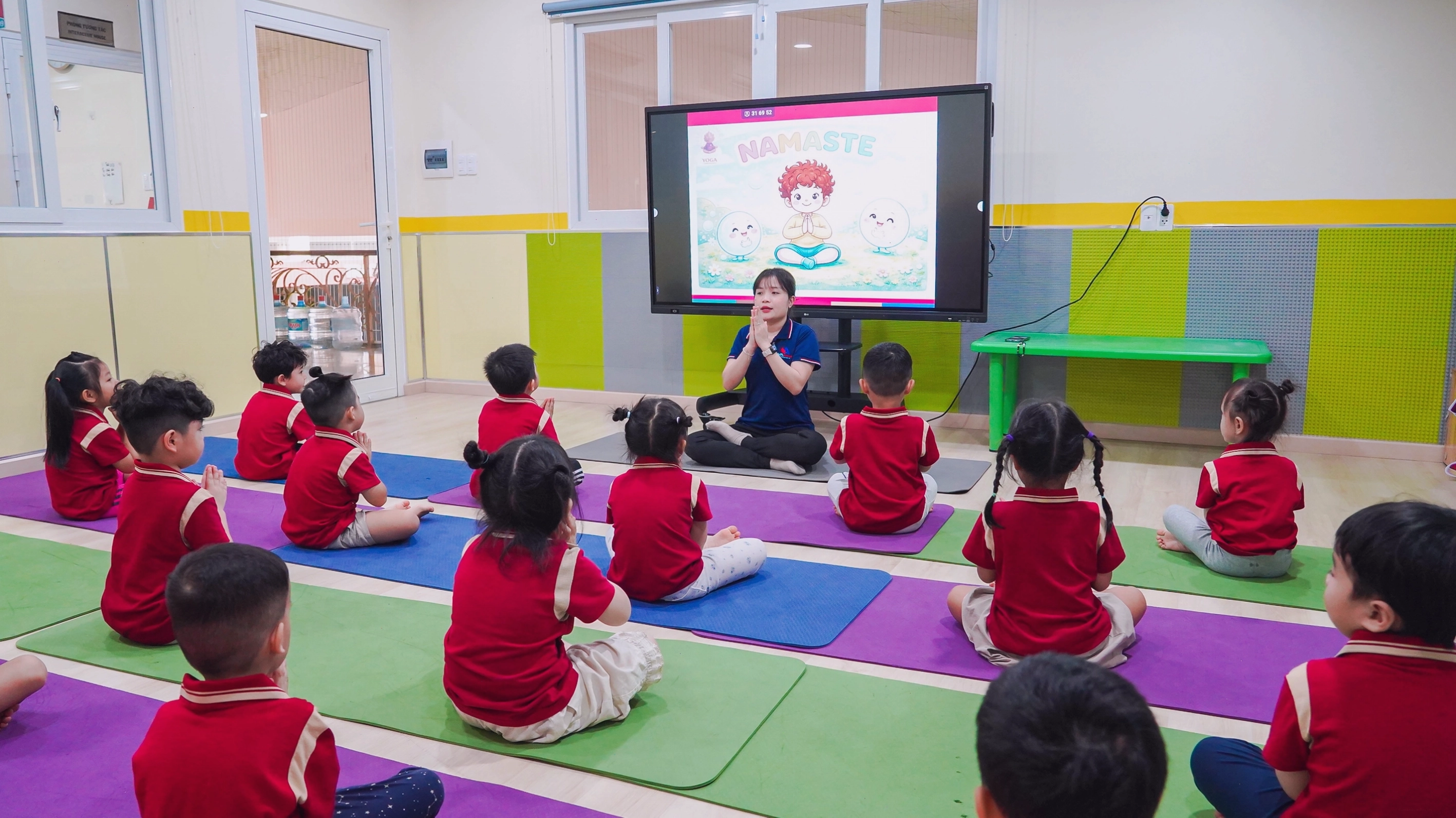 Phụ huynh cùng con tham gia lớp yoga kể chuyện