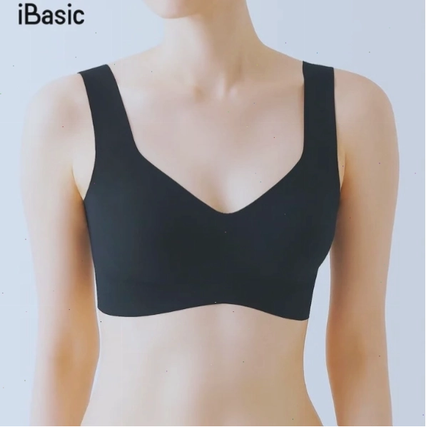 Phụ nữ chọn áo ngực tại cửa hàng