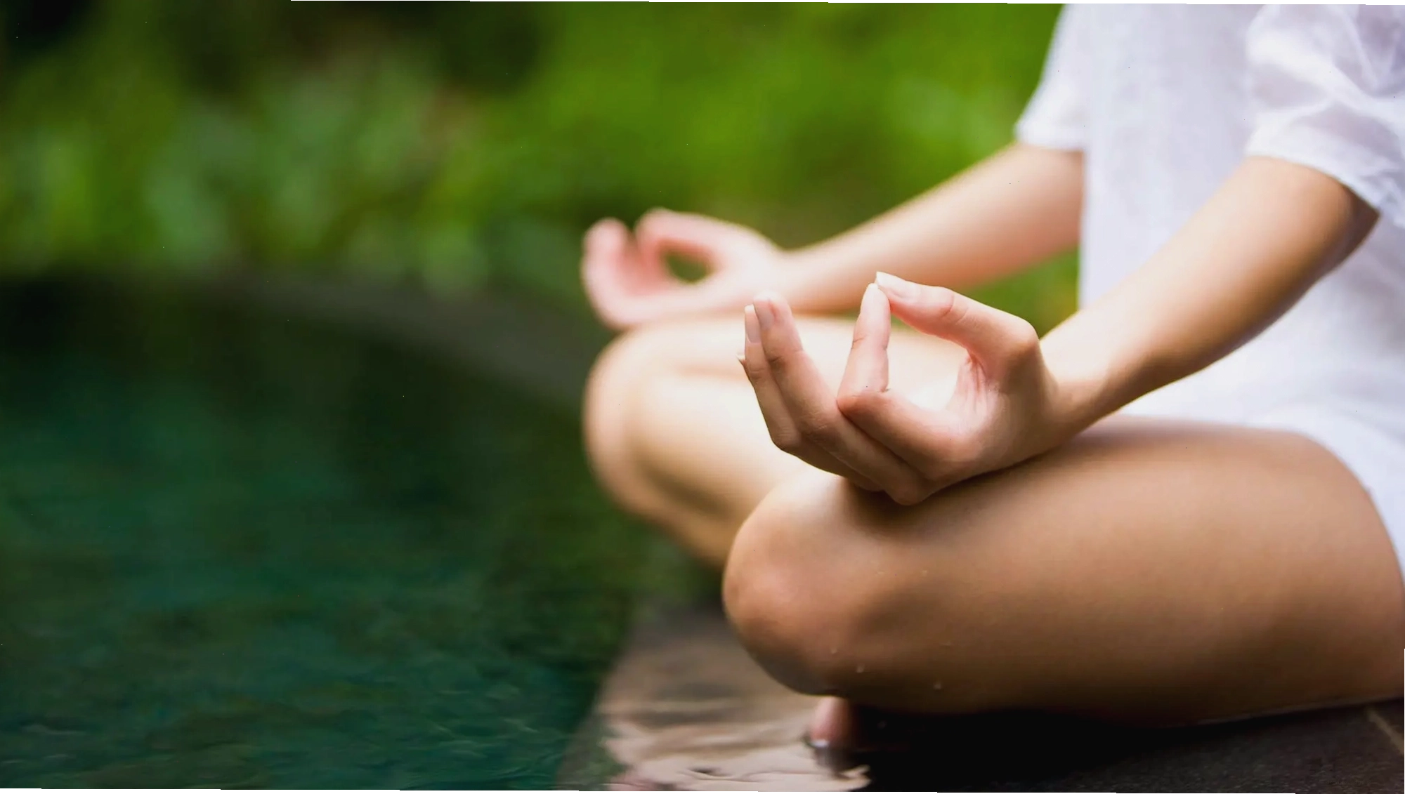 Phụ nữ đang thiền trong không gian tràn ngập ánh nắng tại nhà