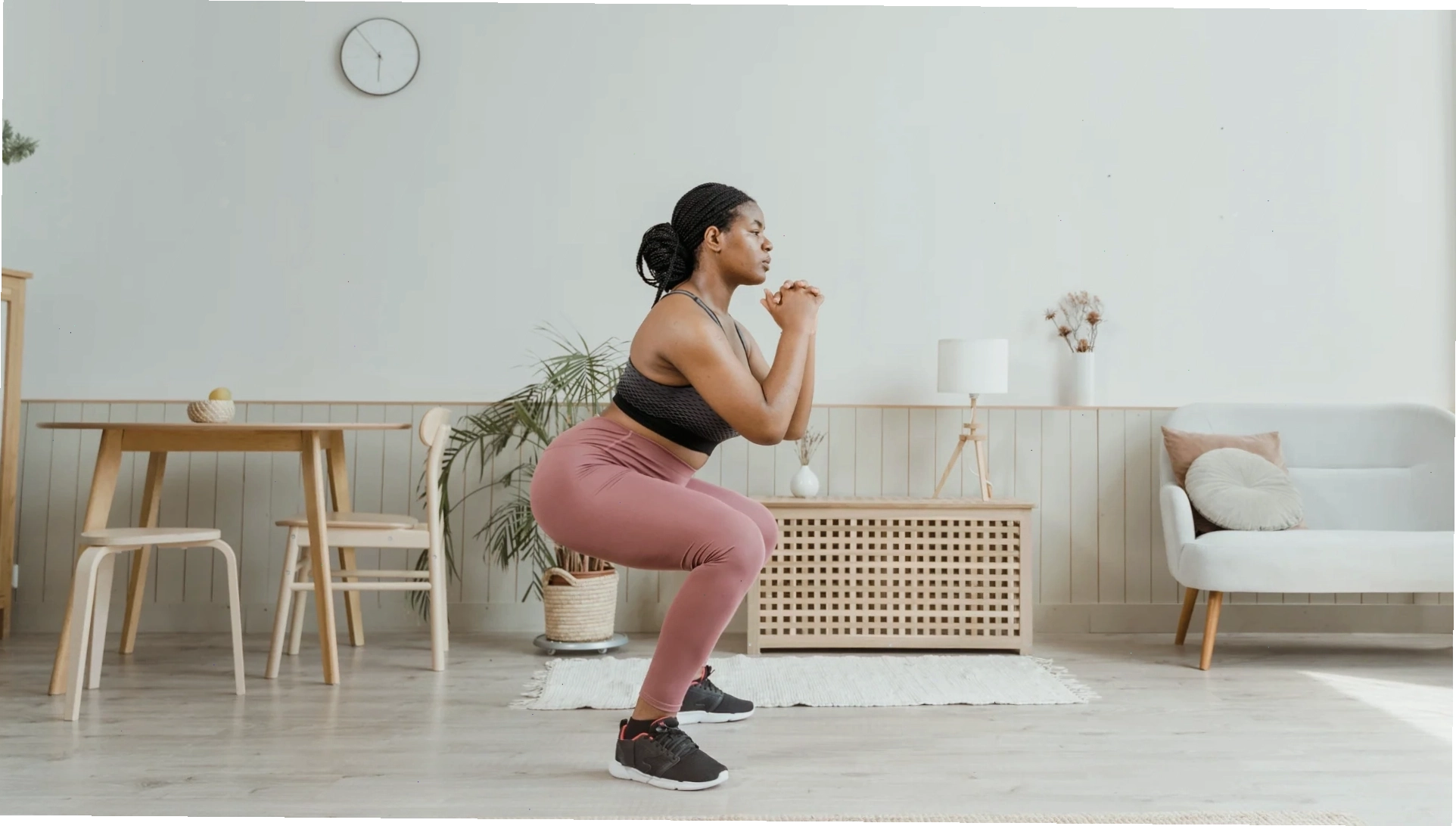 Phụ nữ đang thực hiện bài tập Squat cho phần dưới cơ thể