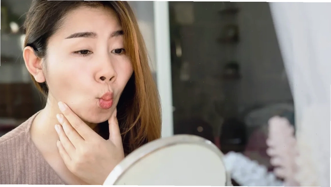 Phụ nữ đang thực hiện các bài tập facial yoga để làm săn chắc cơ mặt