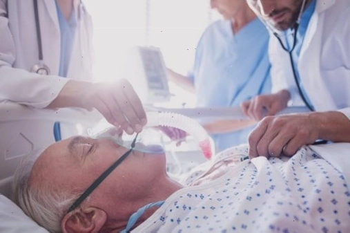 Phụ nữ đi bộ trong công viên để giảm cân