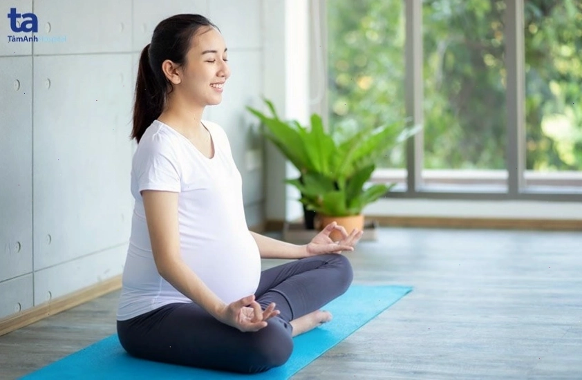 Phụ nữ mang thai tập bơi
