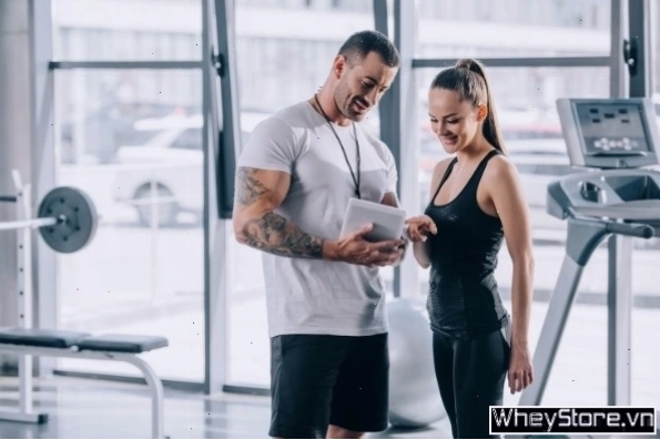 Phụ nữ tập cardio trên máy chạy bộ trong phòng gym