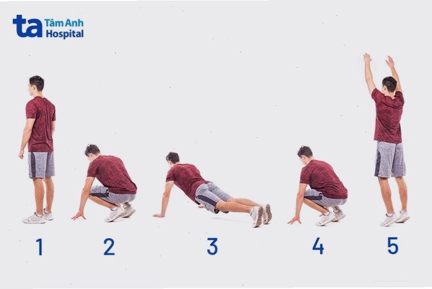 Phụ nữ tập luyện trên máy chạy bộ giúp giảm mỡ toàn thân