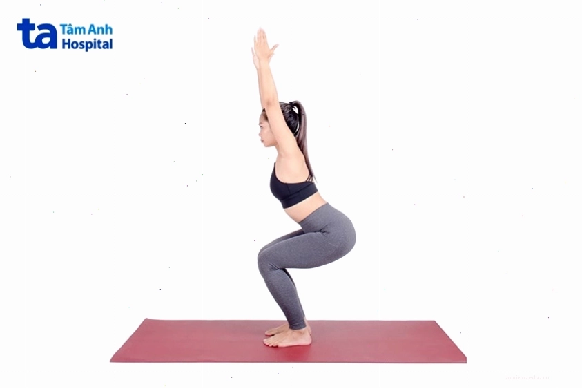 Phụ nữ tập Yoga