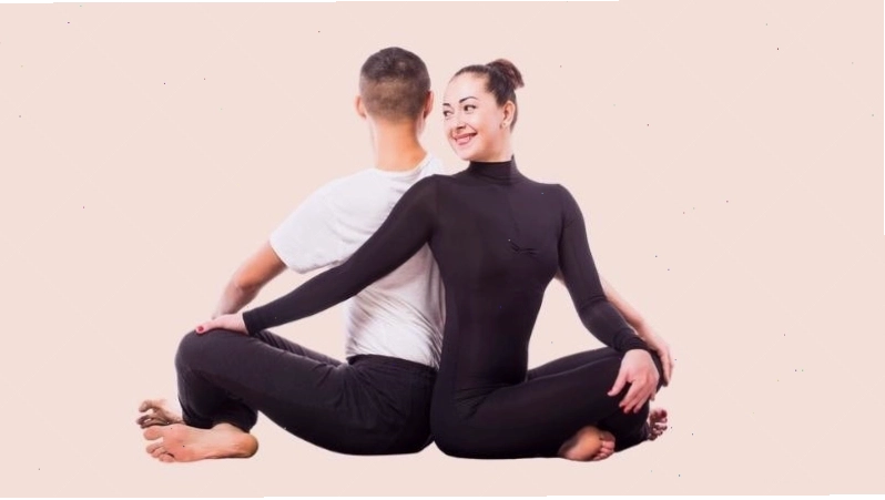 Phụ nữ tập yoga đôi thể hiện sự gắn kết và tin tưởng lẫn nhau