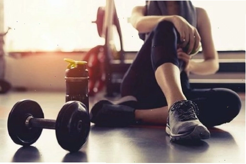 Phụ nữ thử nhiều bài tập gym khác nhau
