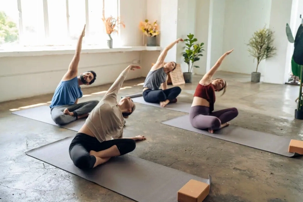 Phụ nữ thực hành tư thế Rắn Hổ Mang (Cobra Pose)