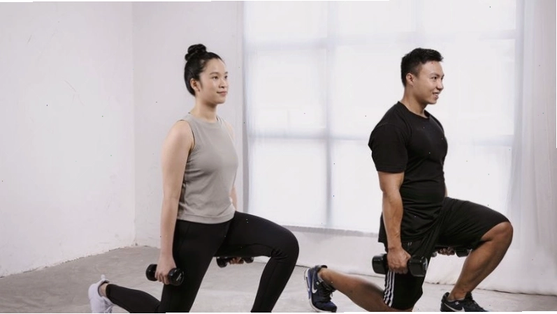 Phụ nữ thực hiện bài tập cardio trên máy chạy bộ