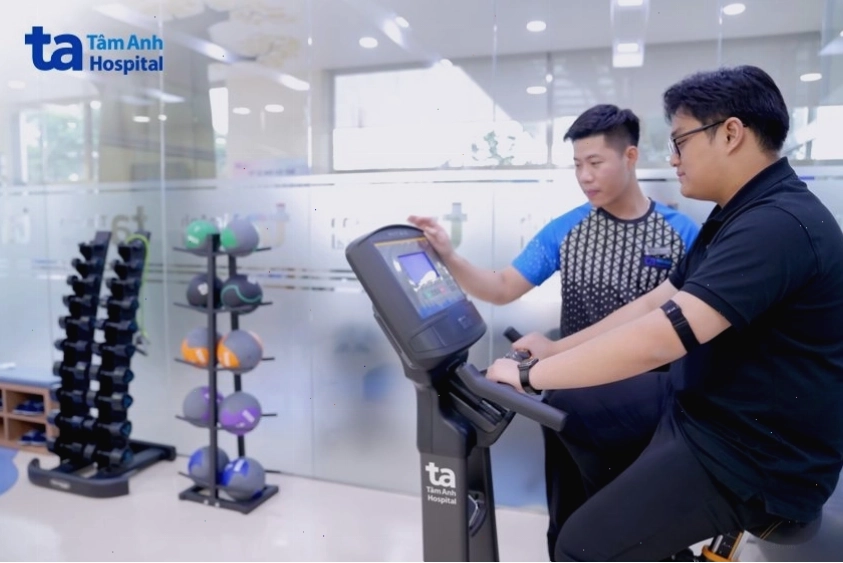 Phụ nữ thực hiện bài tập Squats tại nhà