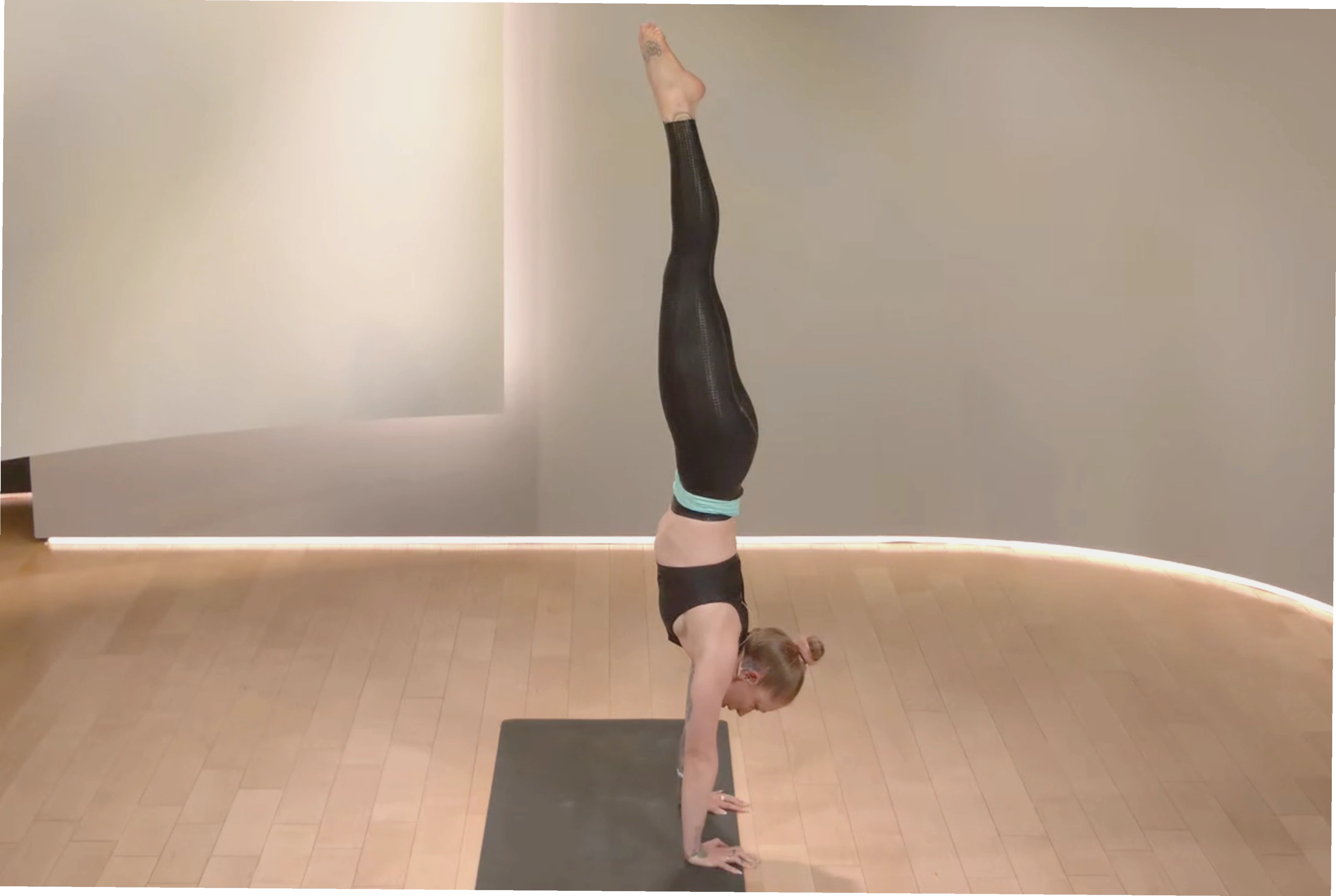 Phụ nữ thực hiện tư thế Handstand