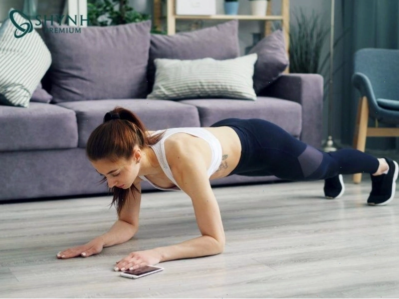 Plank cơ bản là bài tập giảm mỡ bụng trước khi đi ngủ hiệu quả và dễ thực hiện