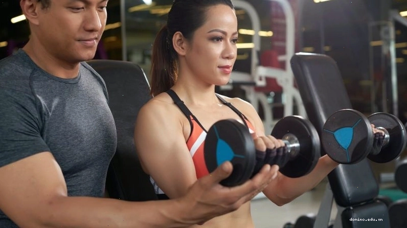 PT Gym hướng dẫn học viên thực hiện bài tập đúng kỹ thuật