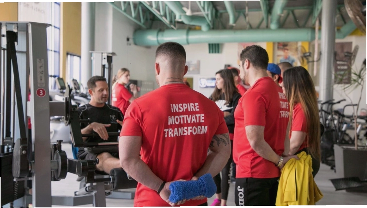 PT Gym hướng dẫn khách tập luyện