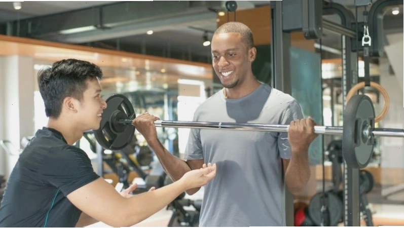 PT Gym theo sát quá trình tập luyện của học viên