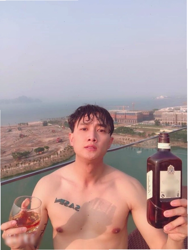 Quốc Trường tự tin khoe body