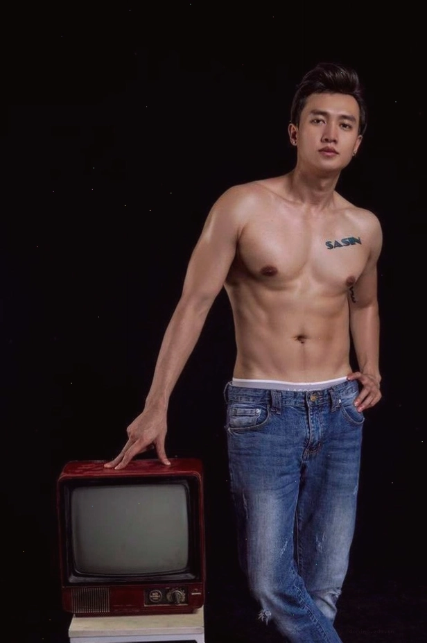 Quốc Trường vén áo khoe cơ bụng săn chắc