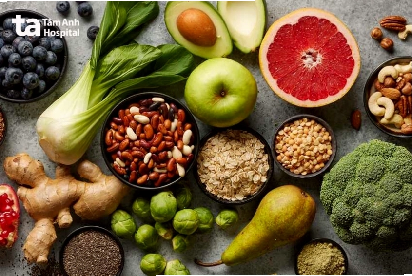 Rau xanh và trái cây là nguồn cung cấp chất xơ và vitamin thiết yếu cho cơ thể, hỗ trợ giảm cân