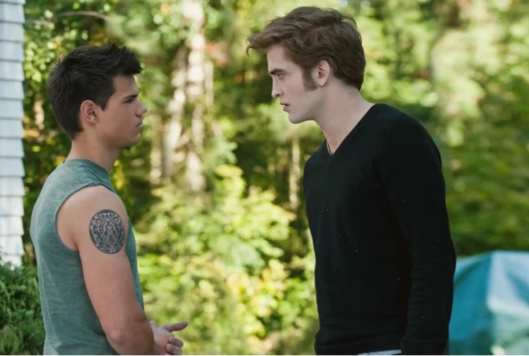 Robert Pattinson và Taylor Lautner trong phim The Twilight Saga: Eclipse