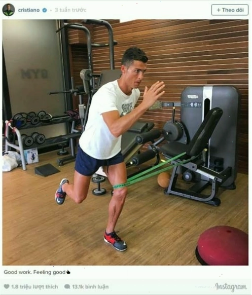 Ronaldo tập với bóng để tăng cường sức mạnh cơ bụng