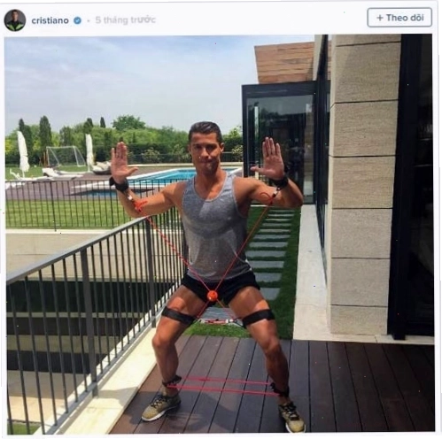 Ronaldo trong phòng tập gym thực hiện bài tập với dây co dãn