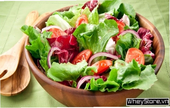 Salad dầu giấm với xà lách, cà chua bi và dưa chuột