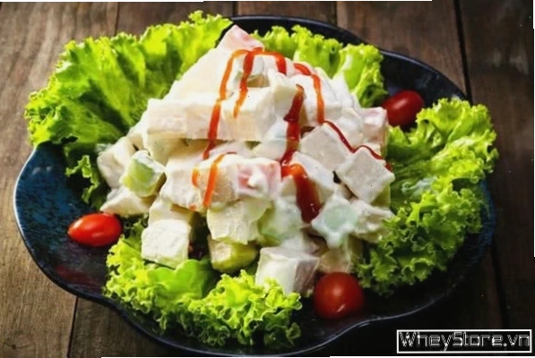 Salad thịt bò trộn cà chua và xà lách