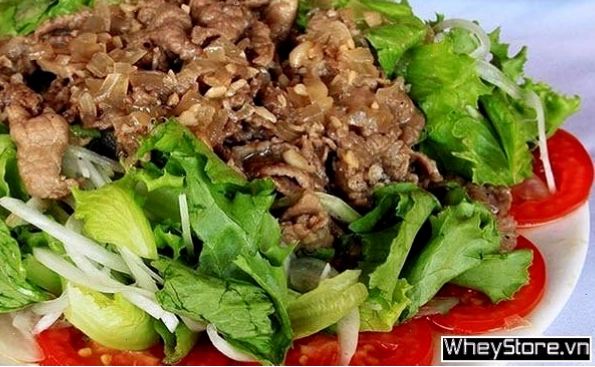 Salad tôm, bơ, dầu oliu và rau xanh