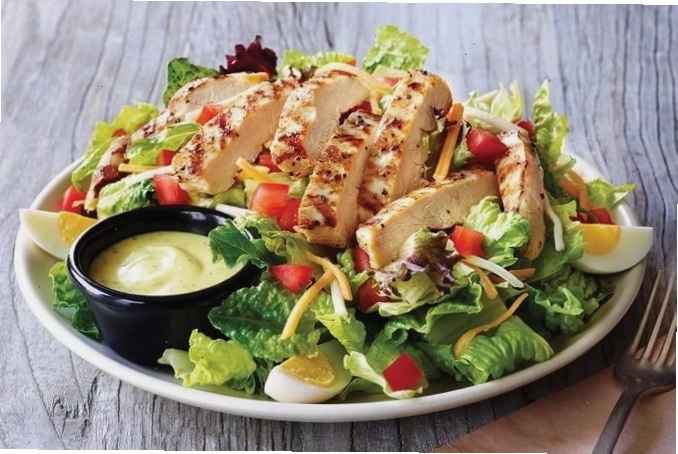 Salad ức gà áp chảo cho bữa sáng giảm cân
