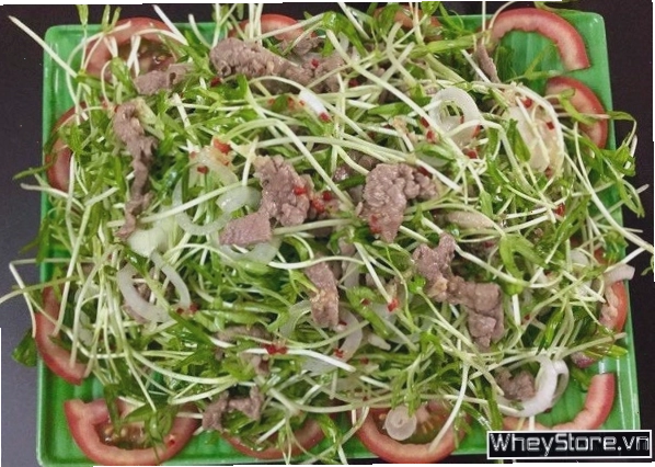 Salad ức gà với rau xanh và sốt mật ong