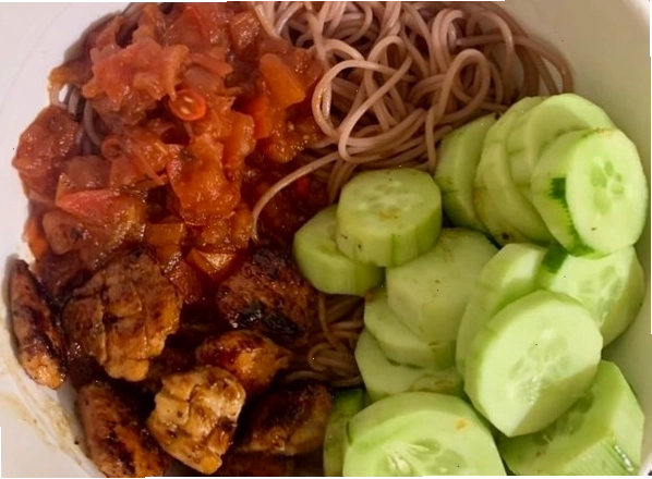 Salad ức gà xé phay thanh mát cho người giảm cân